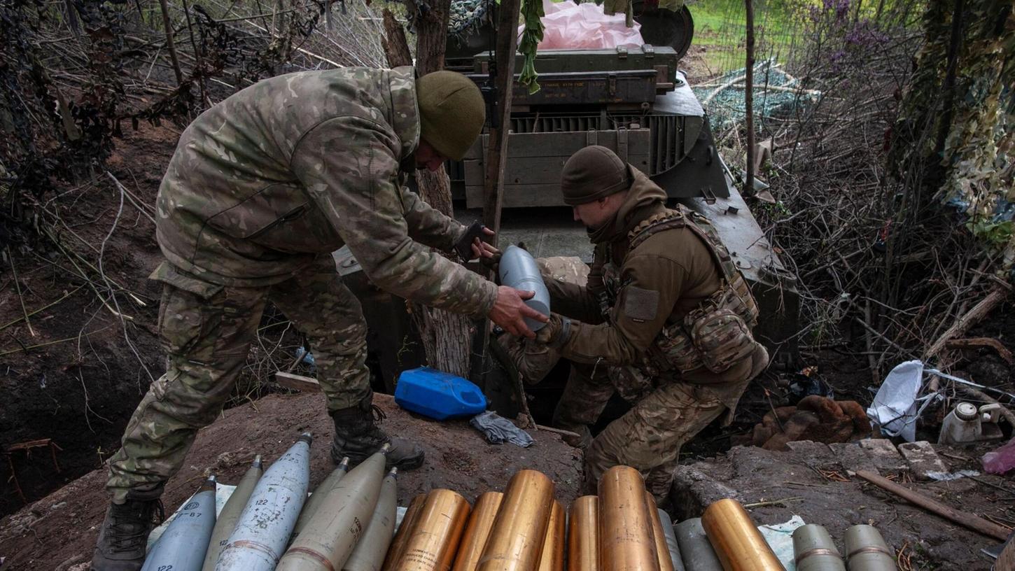 Ukrainische Soldaten bereiten Haubitzengranaten in vor. Die EU hat rund 1,4 Milliarden Euro für Militärhilfen für die Ukraine auf den Weg gebracht.