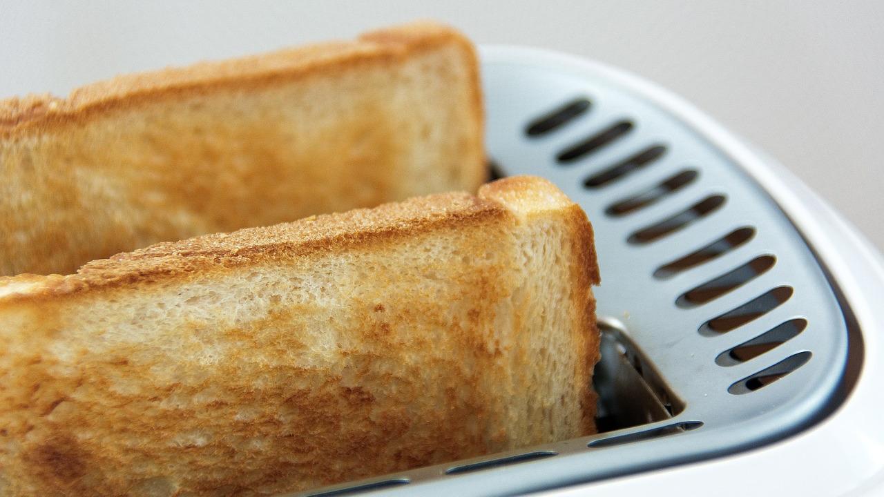 Toastbrot besteht zu einem großen Anteil aus Weizenmehl. Mit unserem Rezept können Sie den beliebten Frühstücksklassiker ganz einfach selbst nachbacken.
