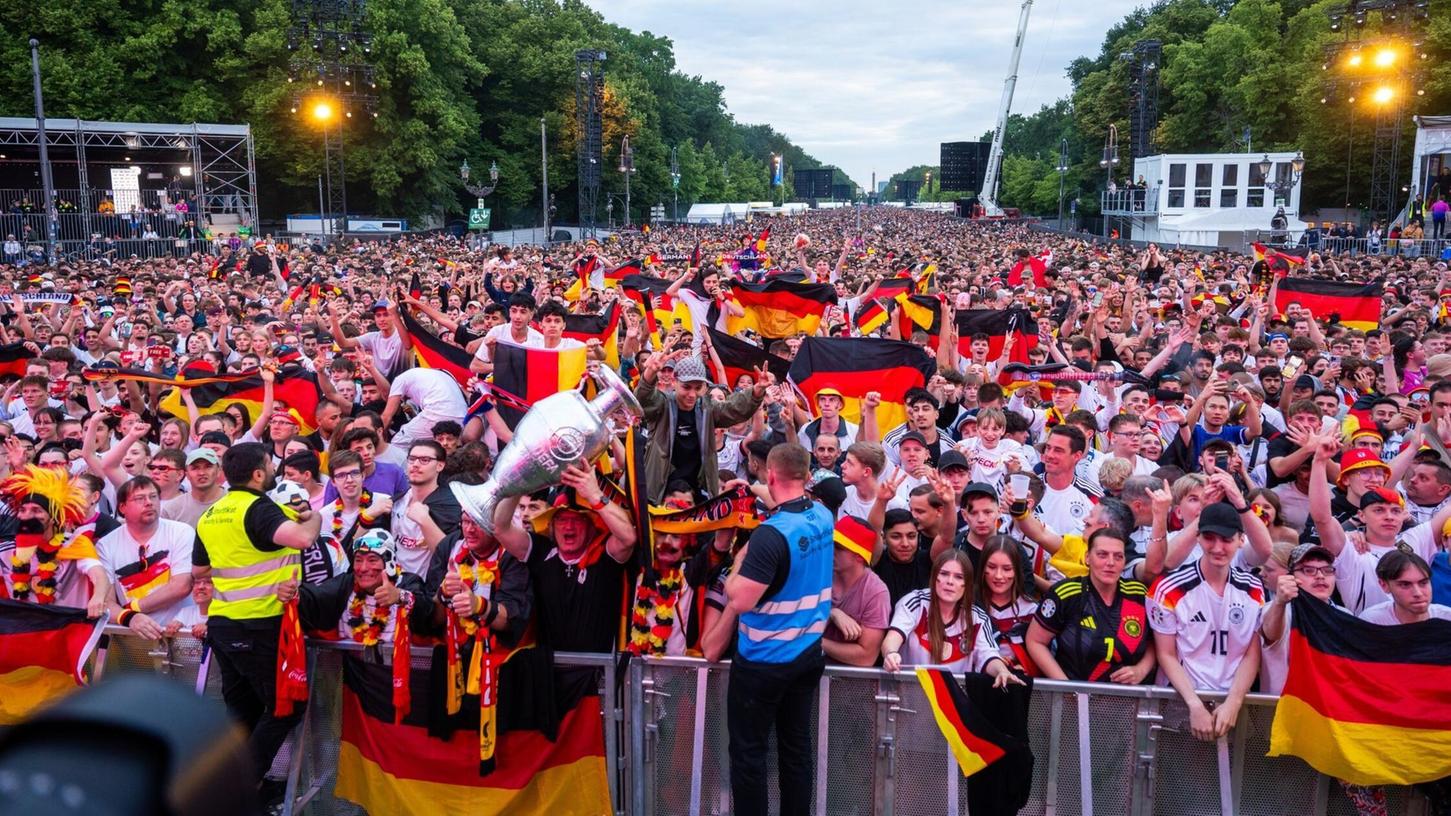 Hunderttausende Menschen feiern während der Fußball-EM auf den Fanmeilen in Deutschland.