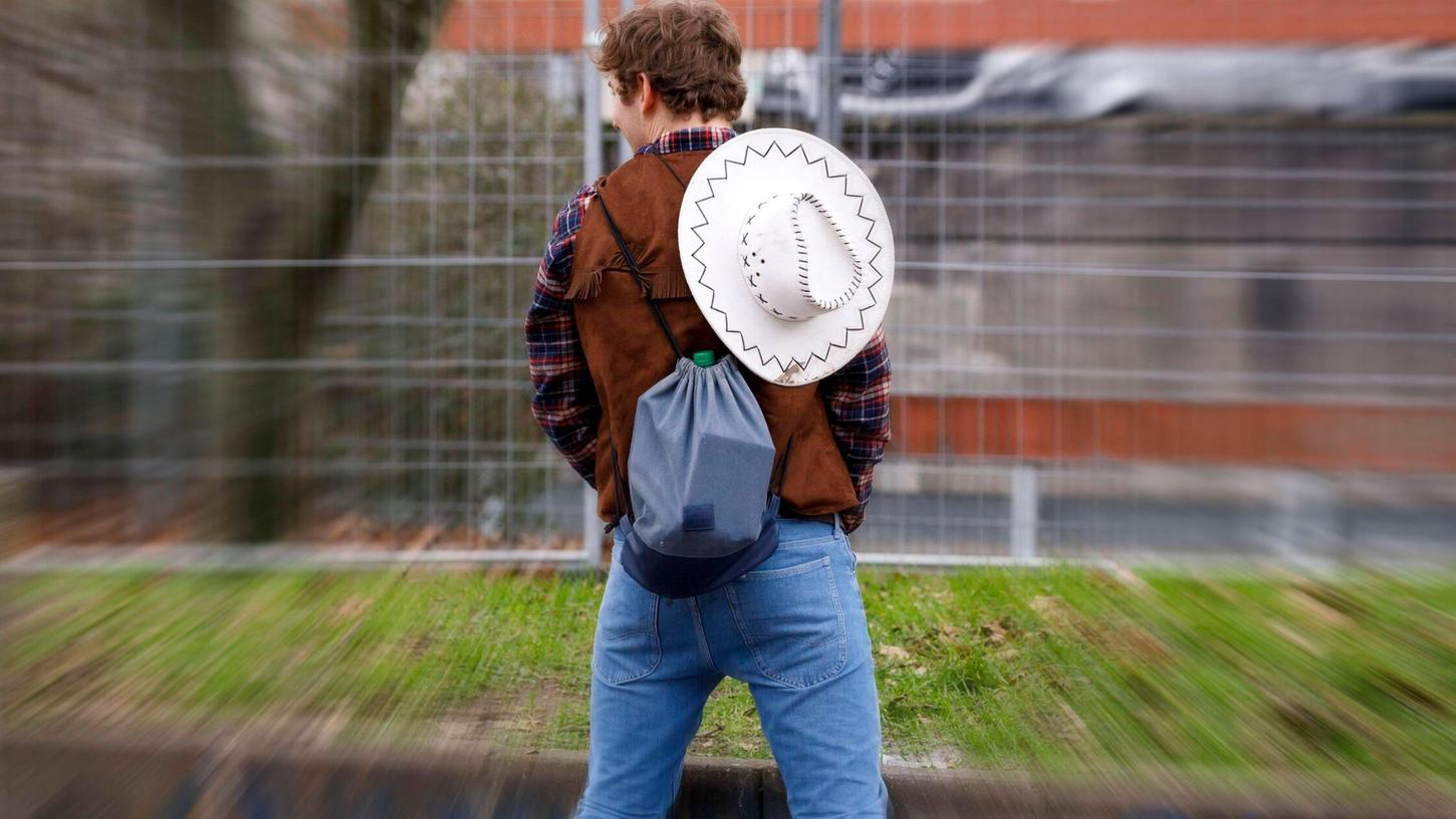 Ein Mann uriniert. (Symbolbild) Ein Mann uriniert. (Symbolbild)
