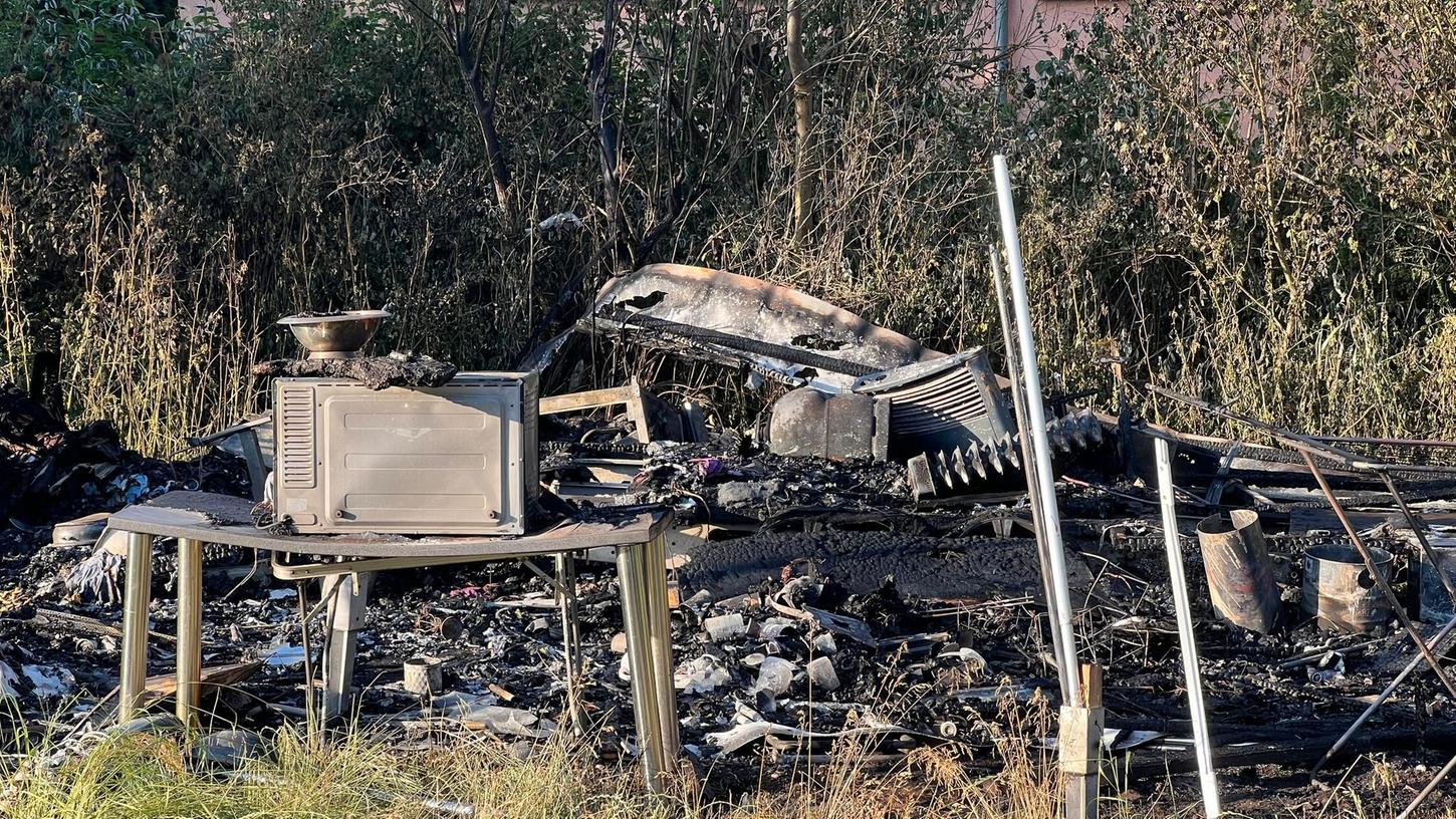 Am Montagabend kam es auf einem Stellplatz in Weißbachmühle/Merkendorf (Lkr. Ansbach) zu einer Explosion eines Wohnmobils - ein 60-Jähriger wurde lebensgefährlich verletzt. Am Montagabend kam es auf einem Stellplatz in Weißbachmühle/Merkendorf (Lkr. Ansbach) zu einer Explosion eines Wohnmobils - ein 60-Jähriger wurde lebensgefährlich verletzt.