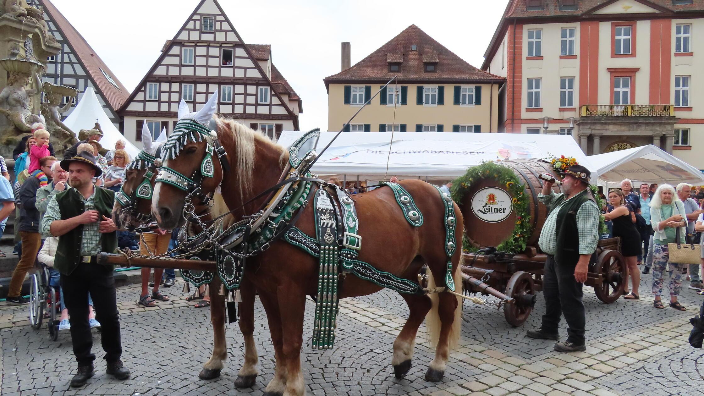 Das Braurerei Pferdefuhrwerk bringt das köstliche 