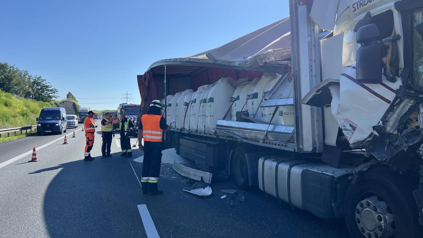 Am Dienstagmorgen kam es auf der Autobahn A6 nahe Kornburg zu einer Kollision zwischen zwei Lastwagen. Am Dienstagmorgen kam es auf der Autobahn A6 nahe Kornburg zu einer Kollision zwischen zwei Lastwagen.