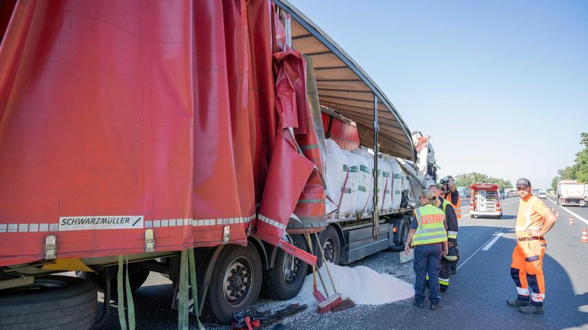 Die Fahrbahn in Richtung Schwabach war am 25. Juni 2024 für die Unfallstellensicherung auf drei Spuren gesperrt, der Verkehr wurde über den Standstreifen abgeleitet. Die Fahrbahn in Richtung Schwabach war am 25. Juni 2024 für die Unfallstellensicherung auf drei Spuren gesperrt, der Verkehr wurde über den Standstreifen abgeleitet.