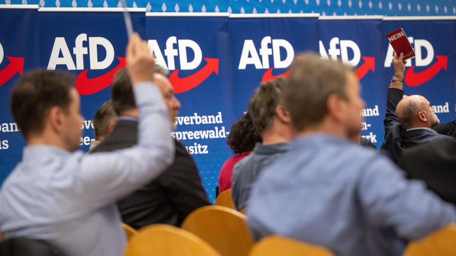 Teilnehmer des Landesparteitags AfD Brandenburg. Die AfD in Brandenburg wird vom Verfassungsschutz als rechtsextremistischer Verdachtsfall eingestuft (Archivbild).