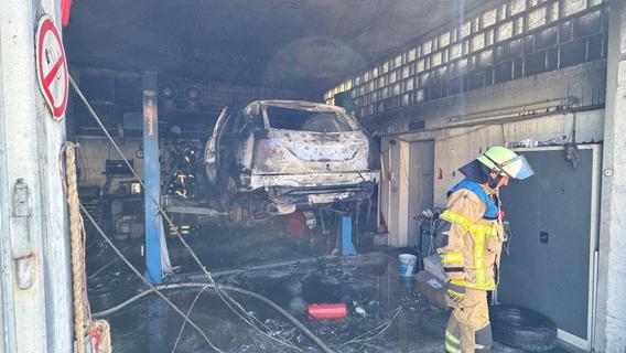 Schwerverletzter nach Brand in Fürther Autowerkstatt - Rettungshubschrauber landet vor Ort