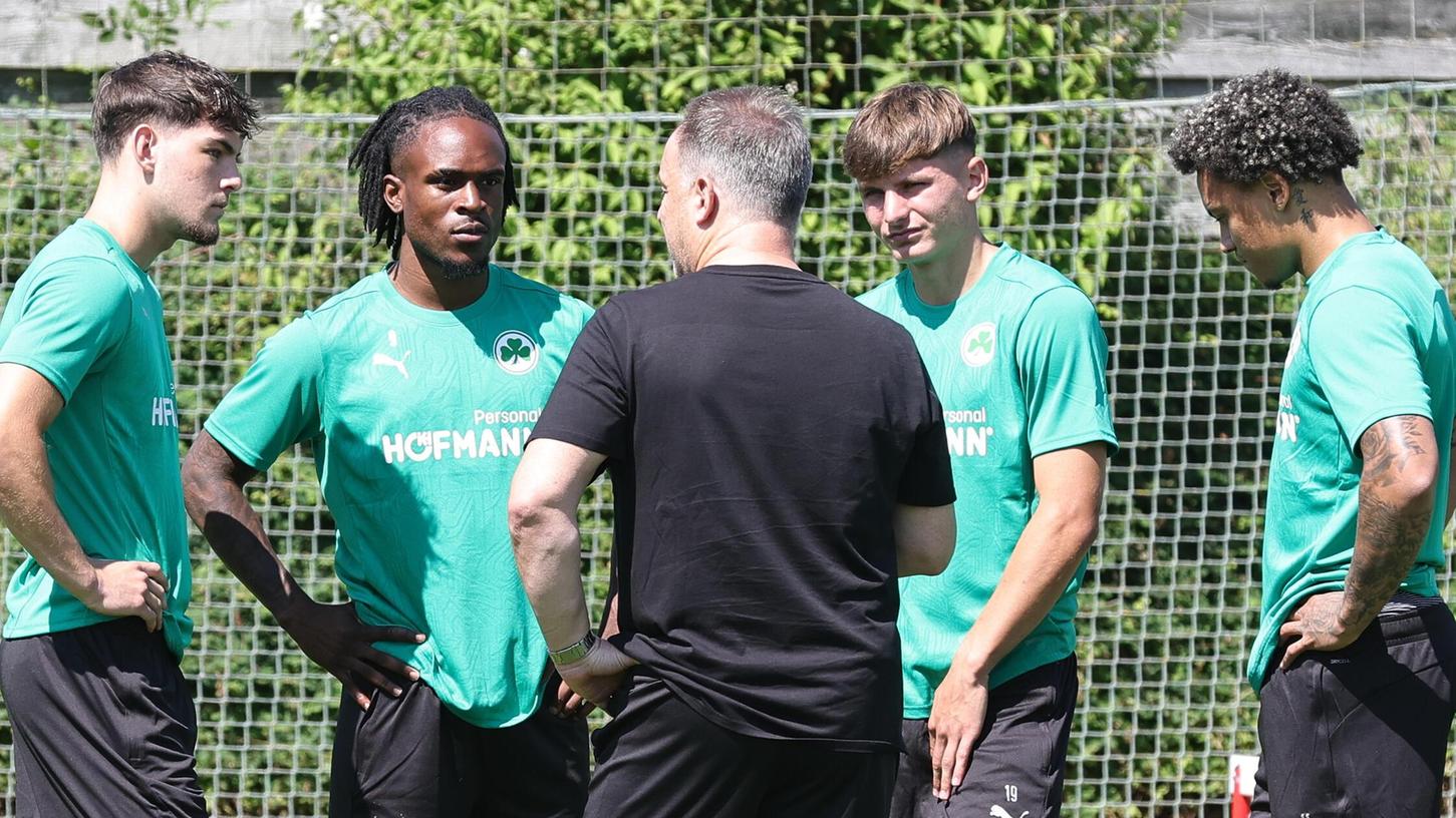 Neu beim Kleeblatt? Egal! Trainer Alexander Zorniger erwartet, dass Reno Münz (von links), Noel Futkeu, Matti Wagner und Roberto Massimo zumindest die Grundlagen bereits gegen Neudrossenfeld umsetzen. Neu beim Kleeblatt? Egal! Trainer Alexander Zorniger erwartet, dass Reno Münz (von links), Noel Futkeu, Matti Wagner und Roberto Massimo zumindest die Grundlagen bereits gegen Neudrossenfeld umsetzen.