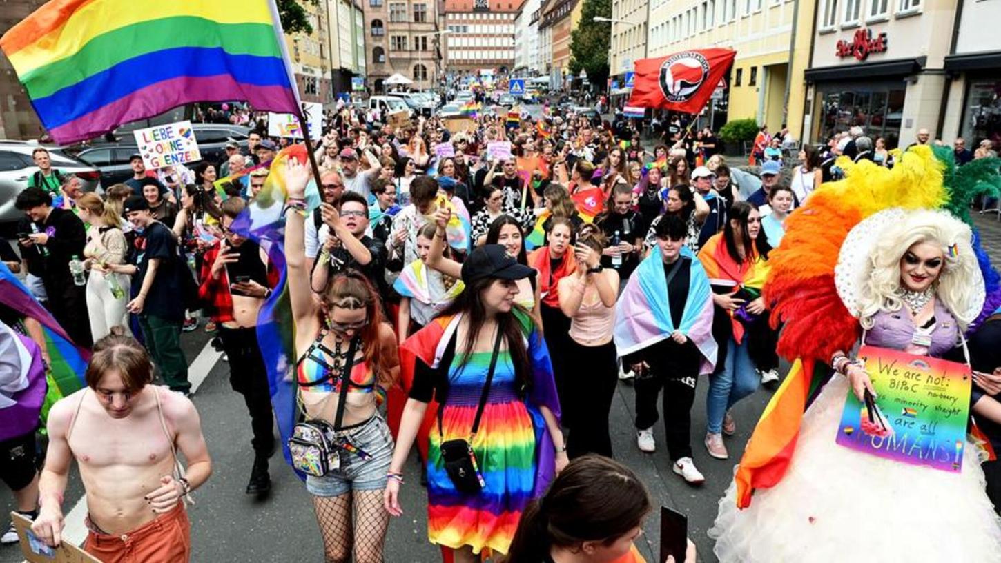 Beim Christopher Street Day in Nürnberg kommen jährlich mehrere tausend Menschen zusammen, um ein Zeichen für die Vielfalt und Gleichberechtigung der queeren Community zu setzen. Beim Christopher Street Day in Nürnberg kommen jährlich mehrere tausend Menschen zusammen, um ein Zeichen für die Vielfalt und Gleichberechtigung der queeren Community zu setzen.