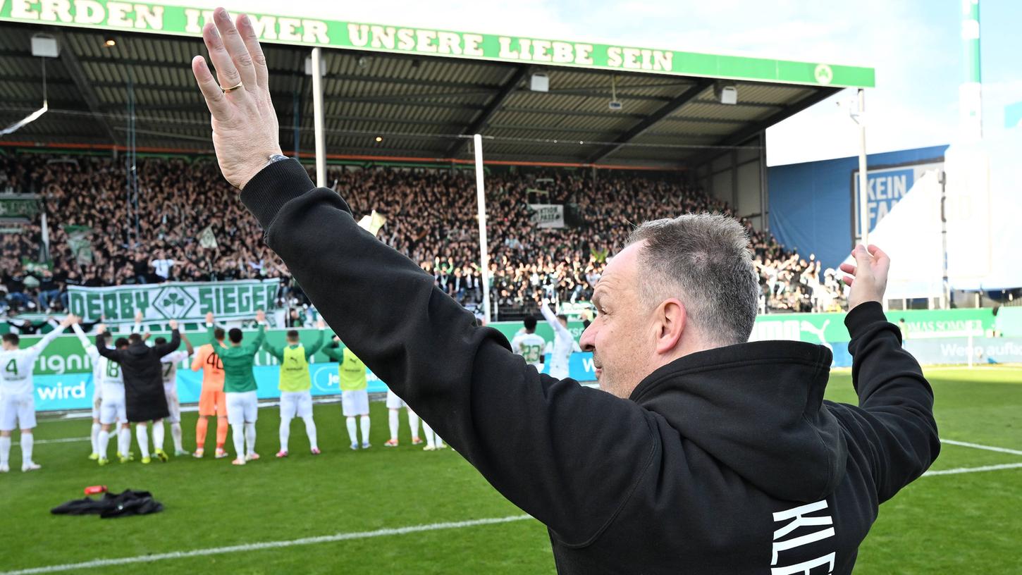 Eines der Highlights der Saison 2023/2024: Der Derbysieg im Februar, den Mannschaft und Trainer mit den Fans bejubeln. Insgesamt betrachtet war es eine wechselhafte Saison mit vielen Höhen, aber auch Tiefen. Eines der Highlights der Saison 2023/2024: Der Derbysieg im Februar, den Mannschaft und Trainer mit den Fans bejubeln. Insgesamt betrachtet war es eine wechselhafte Saison mit vielen Höhen, aber auch Tiefen.