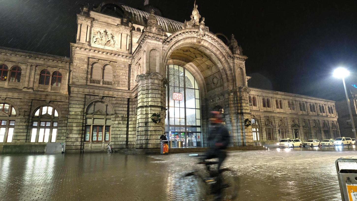 Am Nürnberger Hauptbahnhof eskalierte in der Nacht zum Montag ein Streit zwischen einem 44-Jährigen und einer Gruppe an Jugendlichen. Am Nürnberger Hauptbahnhof eskalierte in der Nacht zum Montag ein Streit zwischen einem 44-Jährigen und einer Gruppe an Jugendlichen.