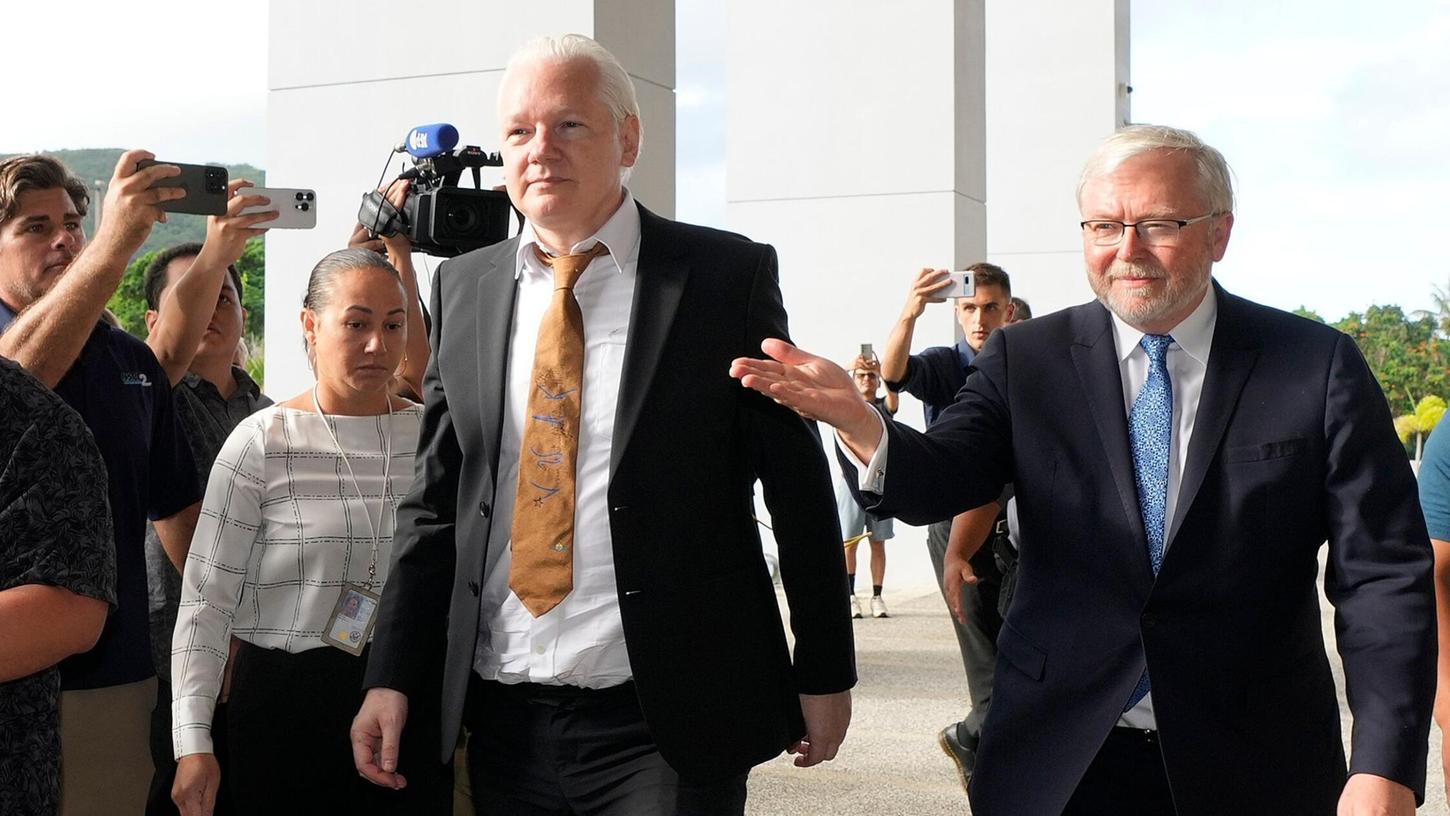 Durch den Justiz-Deal bleibt Assange (M) ein Prozess und potenziell weitere Haft in den USA erspart.