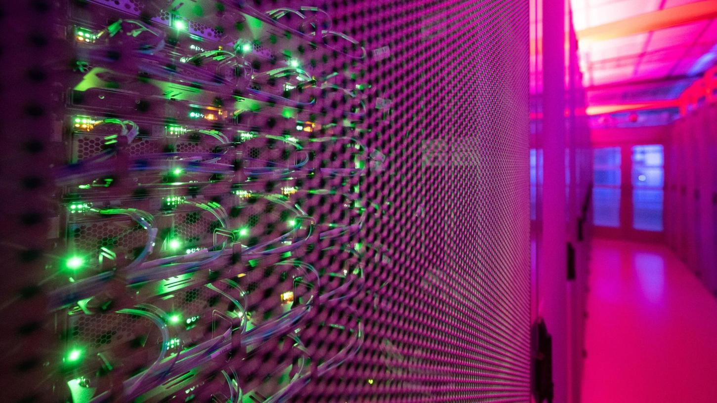 LEDs leuchten in einem Serverschrank in einem Rechenzentrum. Die Digitalwirtschaft in Deutschland wird einer Prognose des Digitalverbands zufolge in diesem Jahr um 4,3 Prozent wachsen (Symbolbild).