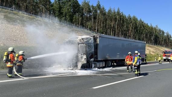 Stau und Sperrung: Lkw geht auf fränkischer Autobahn in Flammen auf