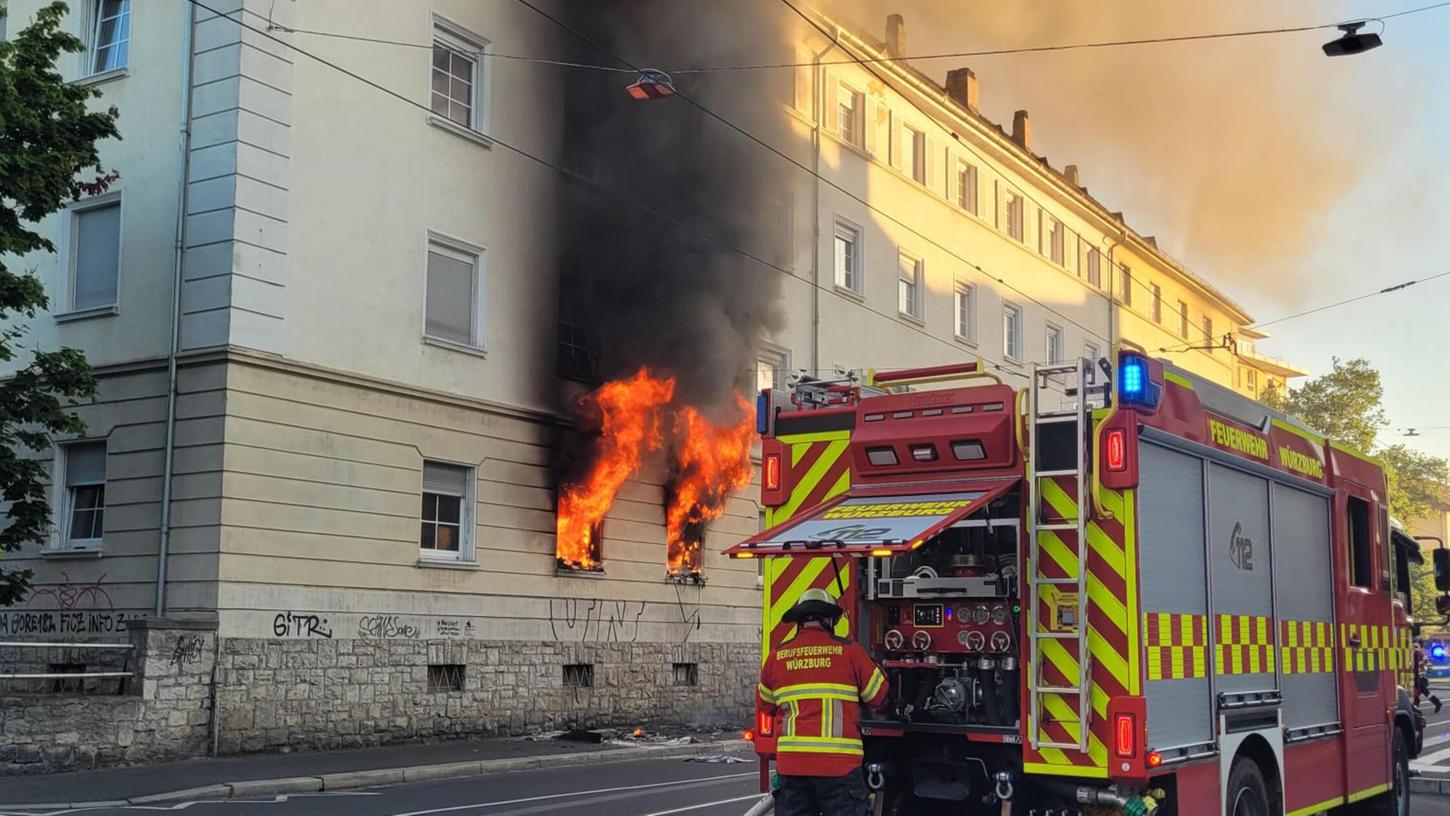 Einer ersten Einschätzung nach war der Brand in einer Wohnung im Hochparterre ausgebrochen. Die Wohnung ist hierbei ausgebrannt. Einer ersten Einschätzung nach war der Brand in einer Wohnung im Hochparterre ausgebrochen. Die Wohnung ist hierbei ausgebrannt.