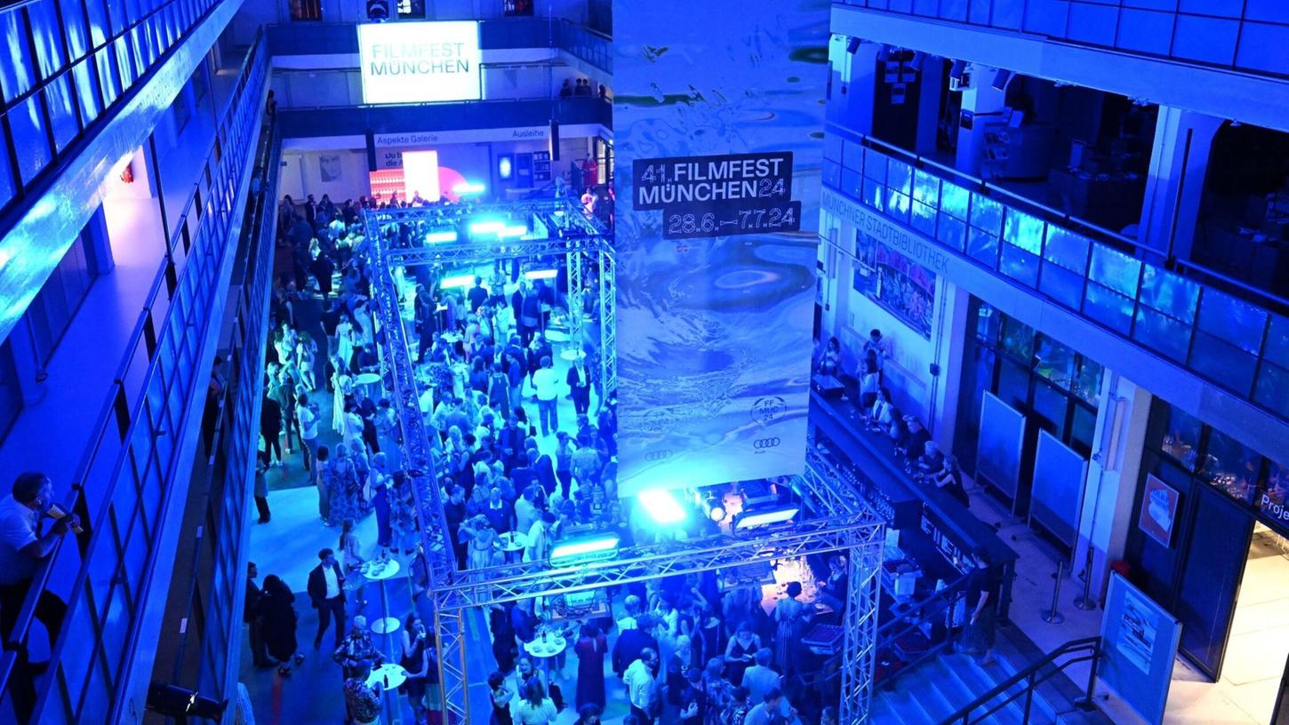 Gäste feiern nach der Eröffnungsgala in der Isarphilharmonie im Rahmen des Filmfests München.