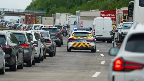 Kleintransporter rast in Lkw auf A9 in Franken: Zwei Männer eingeklemmt und schwer verletzt