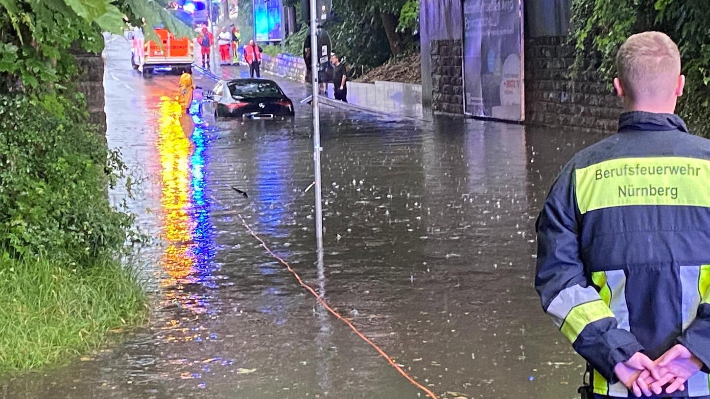 Am Donnerstag erwischte ein Unwetter wieder einmal Nürnberg. In der Zerzabelshofstraße fuhr ein Wagen durch die überflutete Unterführung - und blieb mit Motorschaden stehen. Am Donnerstag erwischte ein Unwetter wieder einmal Nürnberg. In der Zerzabelshofstraße fuhr ein Wagen durch die überflutete Unterführung - und blieb mit Motorschaden stehen.