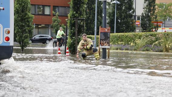 Hochgedrückte Gullydeckel und überschwemmte Straßen: Starkregen trifft Fürth