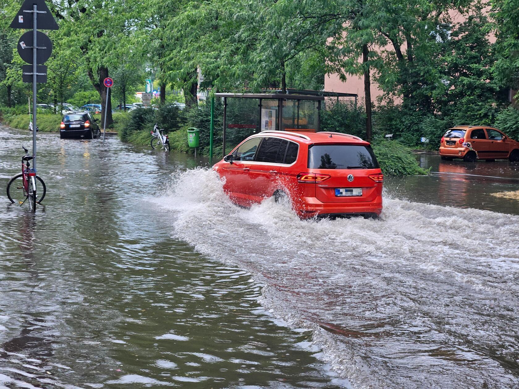 Wenige Meter weiter in der Cadolzburger Straße/Ecke Hardstraße stand das Wasser ebenfalls mehrere Zentimeter hoch.