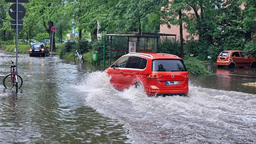 Wenige Meter weiter in der Cadolzburger Straße/Ecke Hardstraße stand das Wasser ebenfalls mehrere Zentimeter hoch.