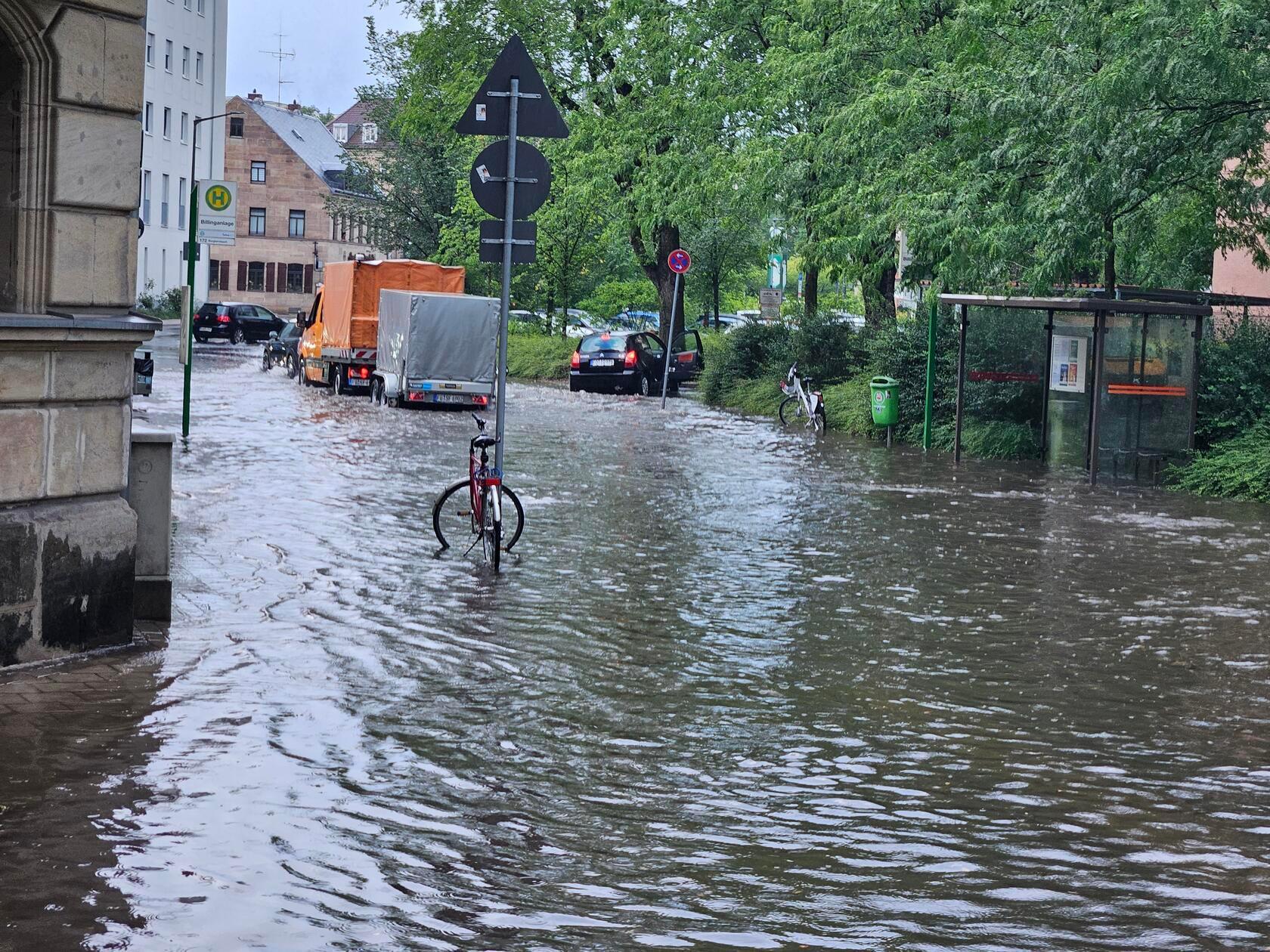 Fahrzeuge bahnten sich im Schritttempo ihren Weg durch die Fluten.