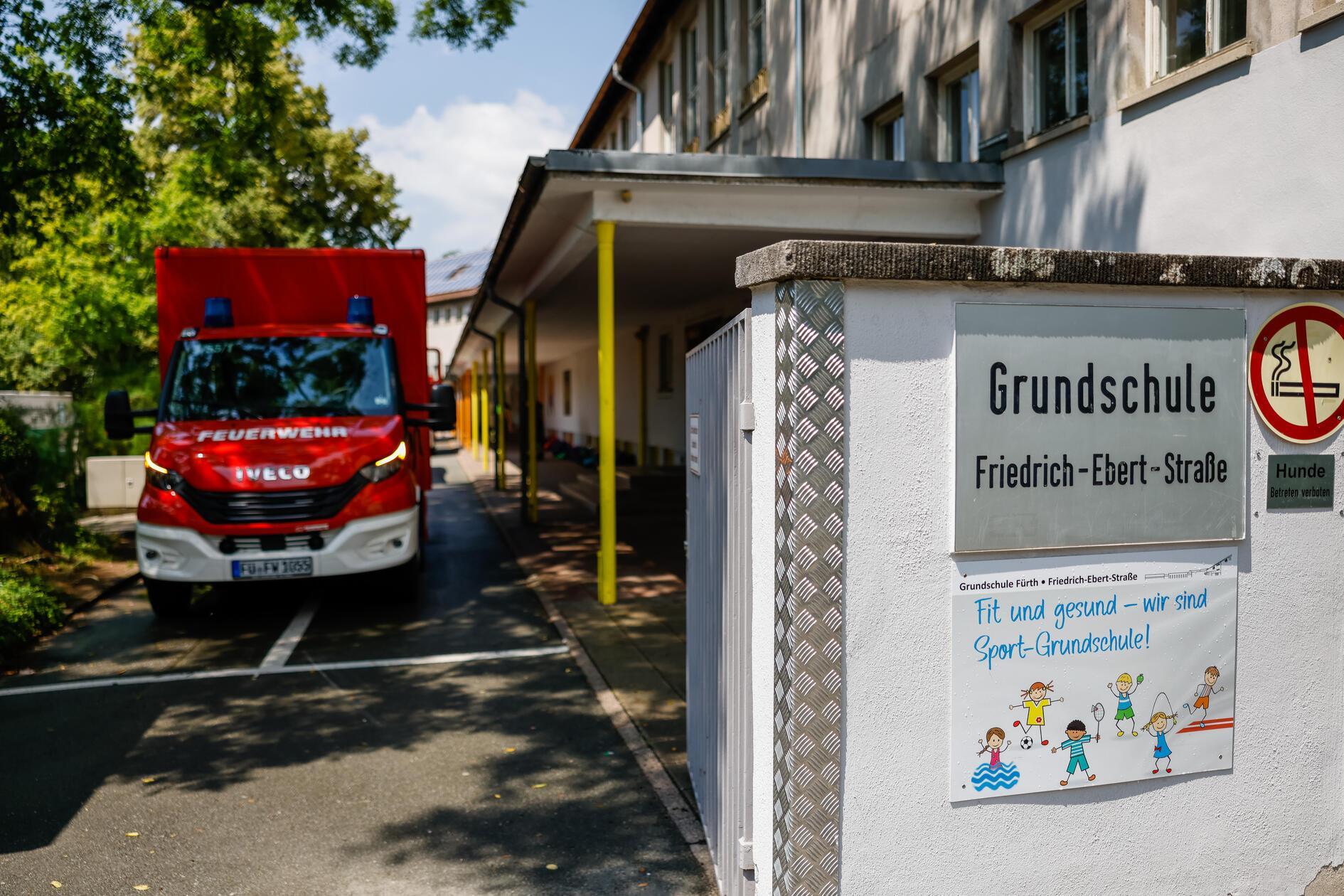 Auch einige Keller liefen voll, unter anderem in den Räumen der Grundschule in der Friedrich-Ebert-Straße. Die Feuerwehr rückte an, um das Untergeschoss wieder trockenzulegen. Der Unterricht konnte aber wie gehabt fortgeführt werden.