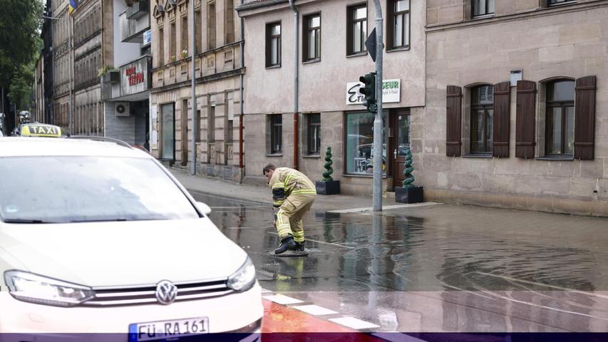 Überschwemmte Straßen in Fürth: Starkregen flutet Fahrbahnen