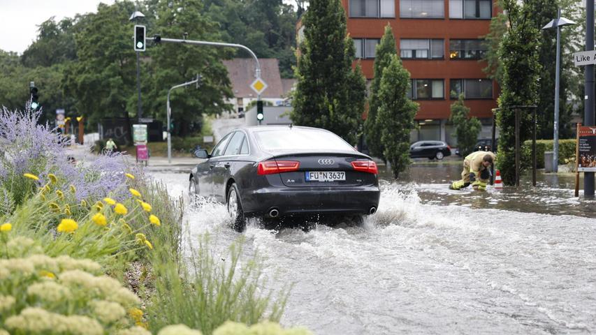 Überschwemmte Straßen in Fürth: Starkregen flutet Fahrbahnen
