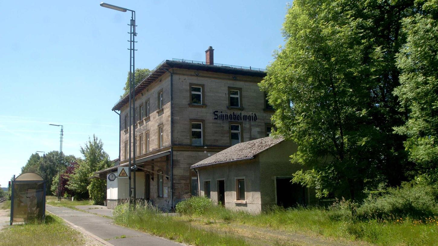 Die Bahnstrecke zwischen Schnabelwaid (Bild) und Bayreuth wird zweigleisig ausgebaut. Die Bahnstrecke zwischen Schnabelwaid (Bild) und Bayreuth wird zweigleisig ausgebaut.