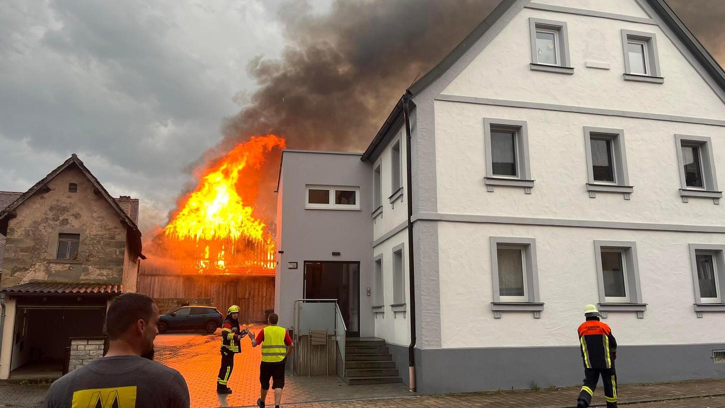 In Pinzberg ist es zu einem Blitzeinschlag mit Folgen gekommen: Eine Scheune in einer Hofeinfahrt brannte. Die Feuerwehr versuchte sofort, ein Übergreifen des Feuers auf nahestehende Wohnhäuser zu verhindern.