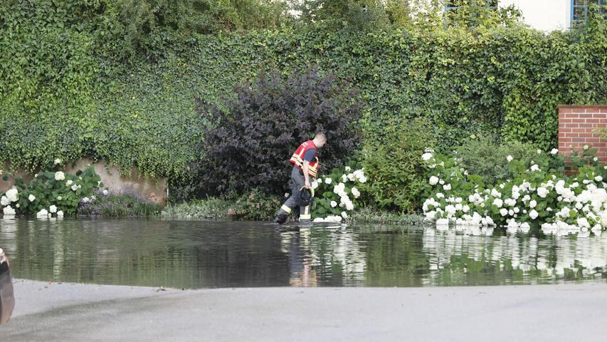 In Stein, Landkreis Fürth, wurde nach dem anhaltenden Unwetter am Donnerstagabend ein örtlicher Parkplatz überflutet.
