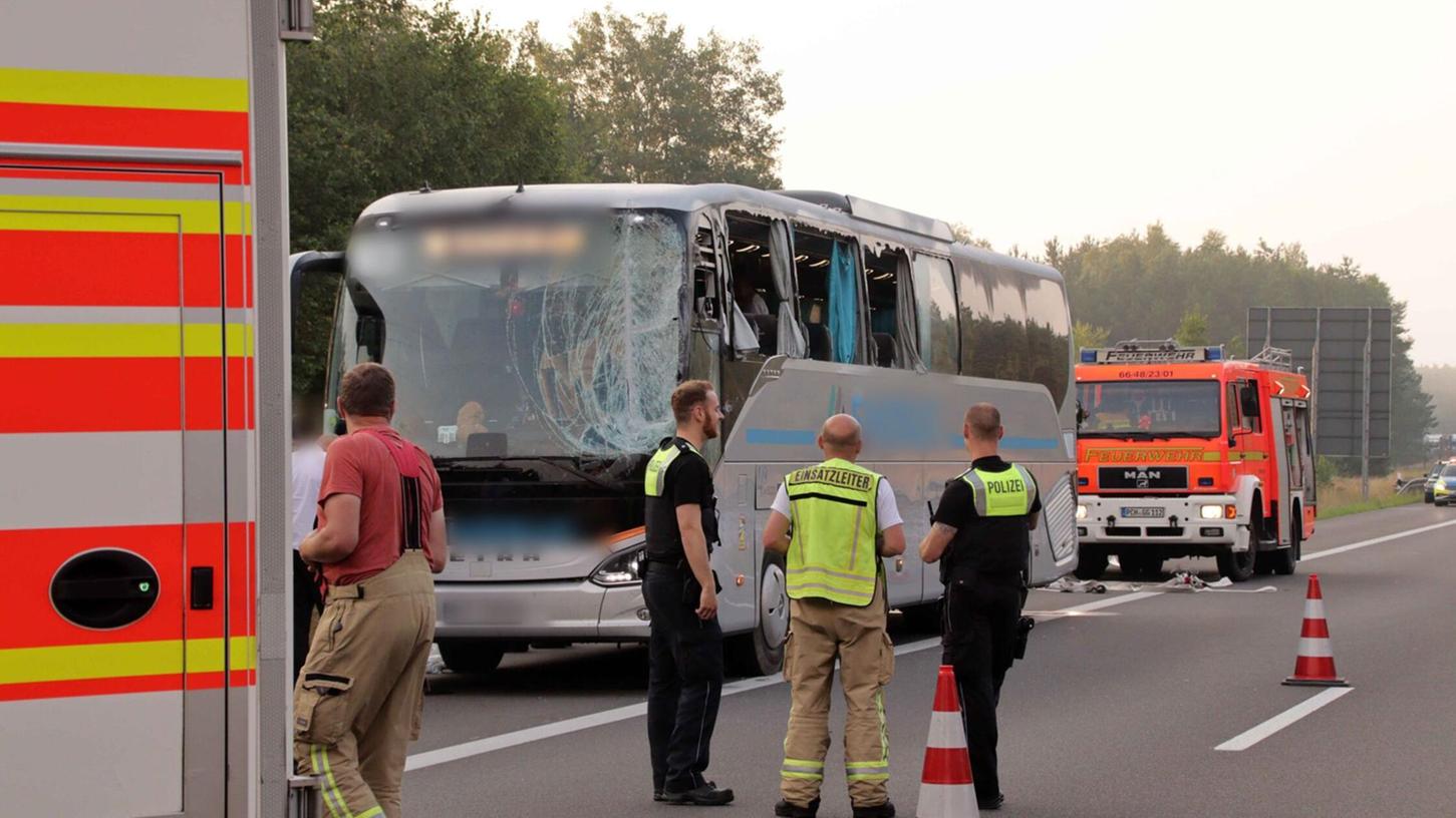 Rettungskräfte neben dem beschädigten Reisebus auf der Autobahn 24. Inzwischen ist die Sperrung aufgehoben.