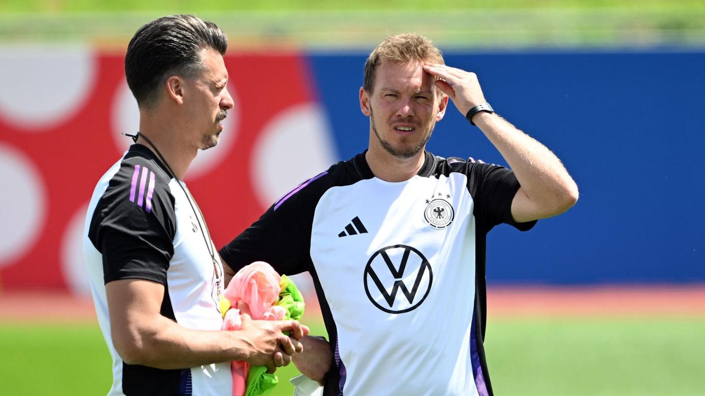 Bundestrainer Julian Nagelsmann (l) und Co-Trainer Sandro Wagner haben in der Angriffsfrage die Qual der Wahl.