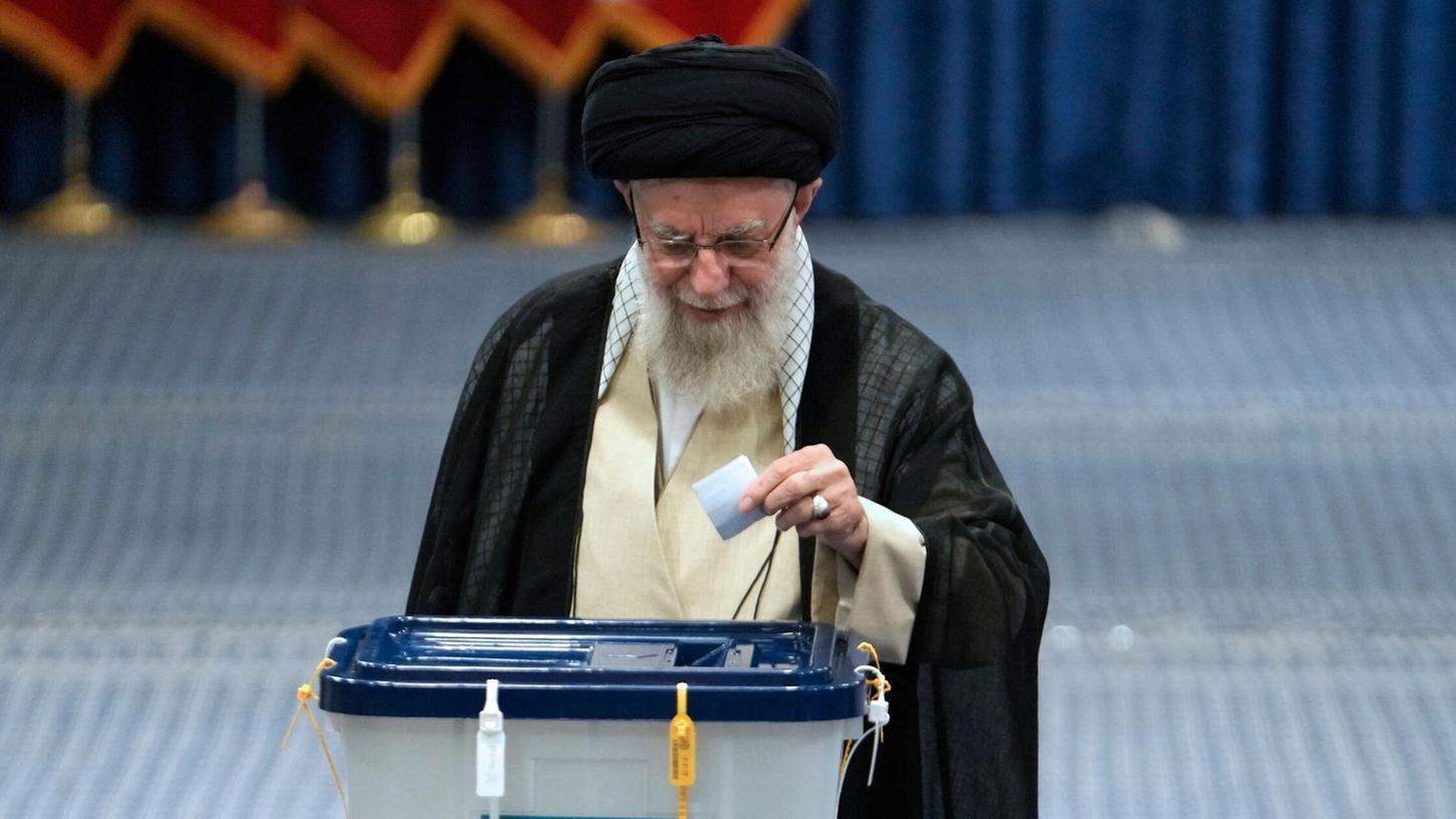 Irans Religionsführer Ajatollah Ali Chamenei gibt bei der Eröffnung der Präsidentenwahl seinen Stimmzettel ab.