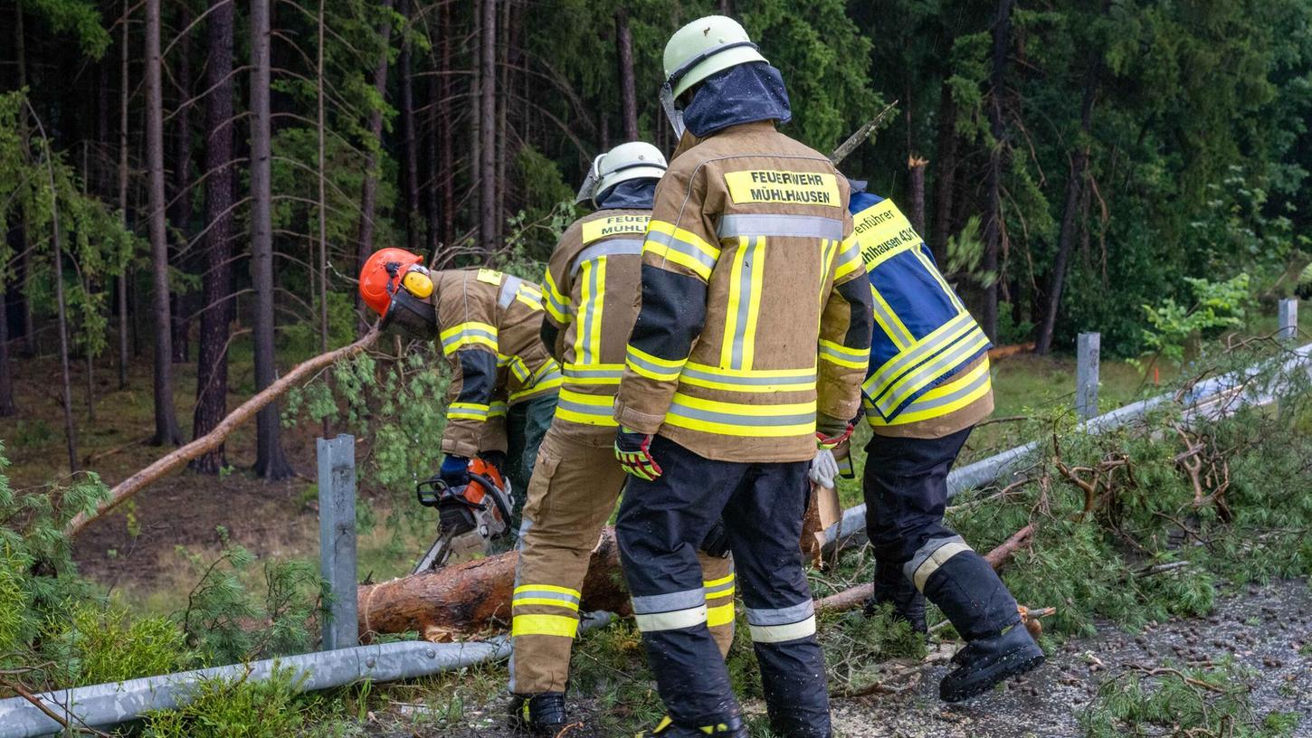 Im Gemeindegebiet Mühlhausen waren bei rund 20 Einsätzen neben überfluteten Gebäuden auch eine Vielzahl umgestürzter Bäume dabei.