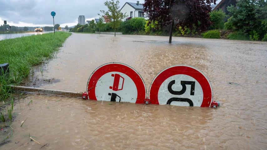 Wie schon des Öfteren: Der Radweg, der an der alten Bundesstraße an Sengenthal vorbeiführt, stand wieder einmal unter Wasser.