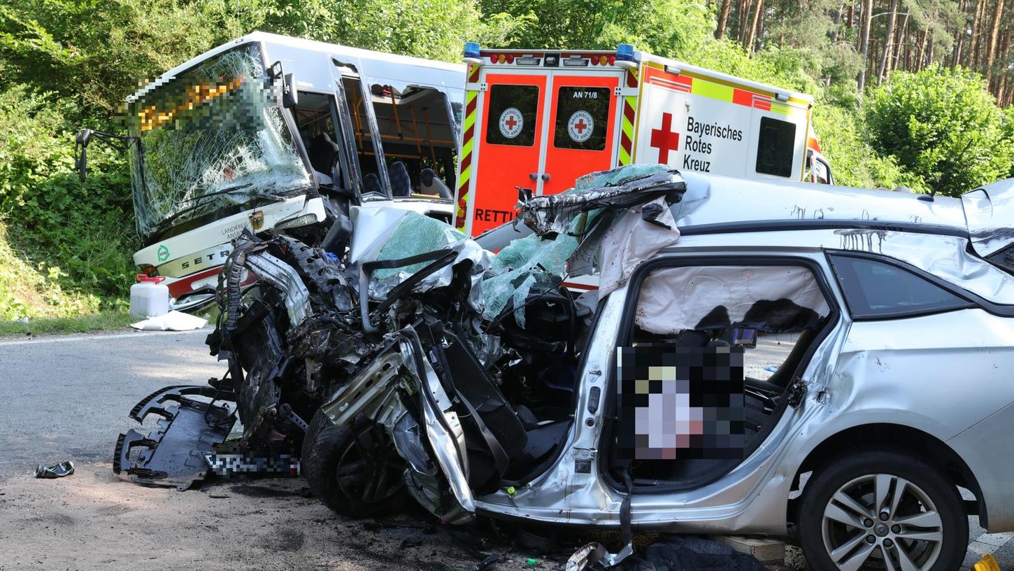 Bei einem schweren Unfall im Landkreis Ansbach kam eine junge Frau ums Leben. Mehrere Menschen wurden verletzt, darunter ein Kleinkind.