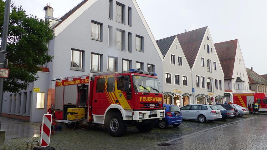 In der Freystädter Altstadt wurde in der Raiba der Keller ausgepumpt. Auch beim Geschäft nebenan gab es Schäden.
