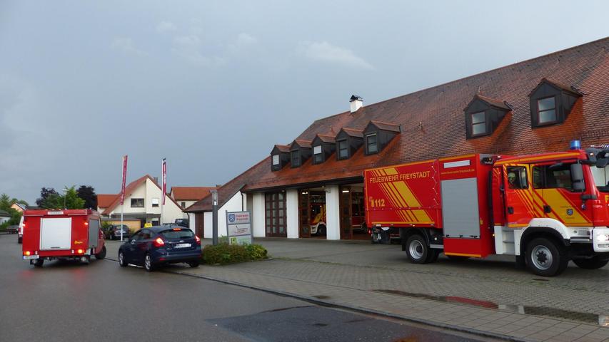 Vom Freystädter Feuerwehrhaus rückten die Fahrzeuge zum Kellerauspumpen aus.