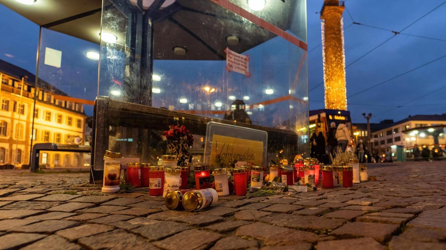 Kerzen und Blumen im November 2023 in Darmstadt zur Erinnerung an einen Obdachlosen, der dort wenige Tage zuvor getötet worden war.