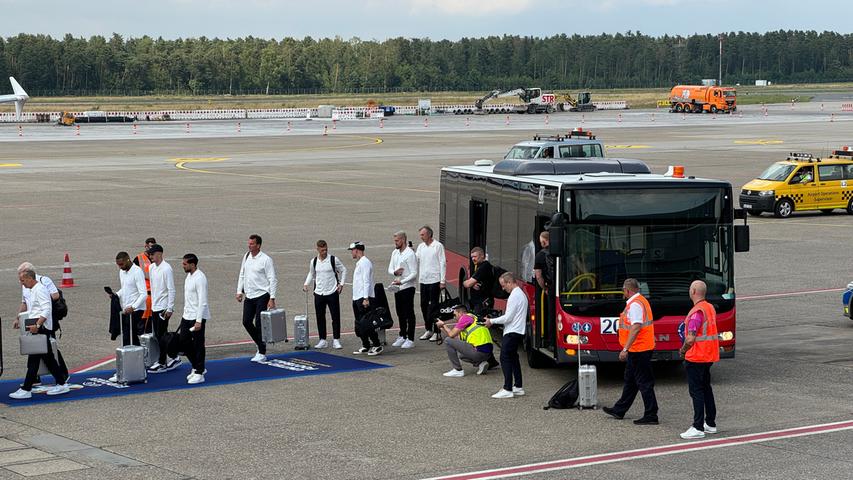 Mit leichtem Gepäck reisen die Nationalspieler nach Dortmund.