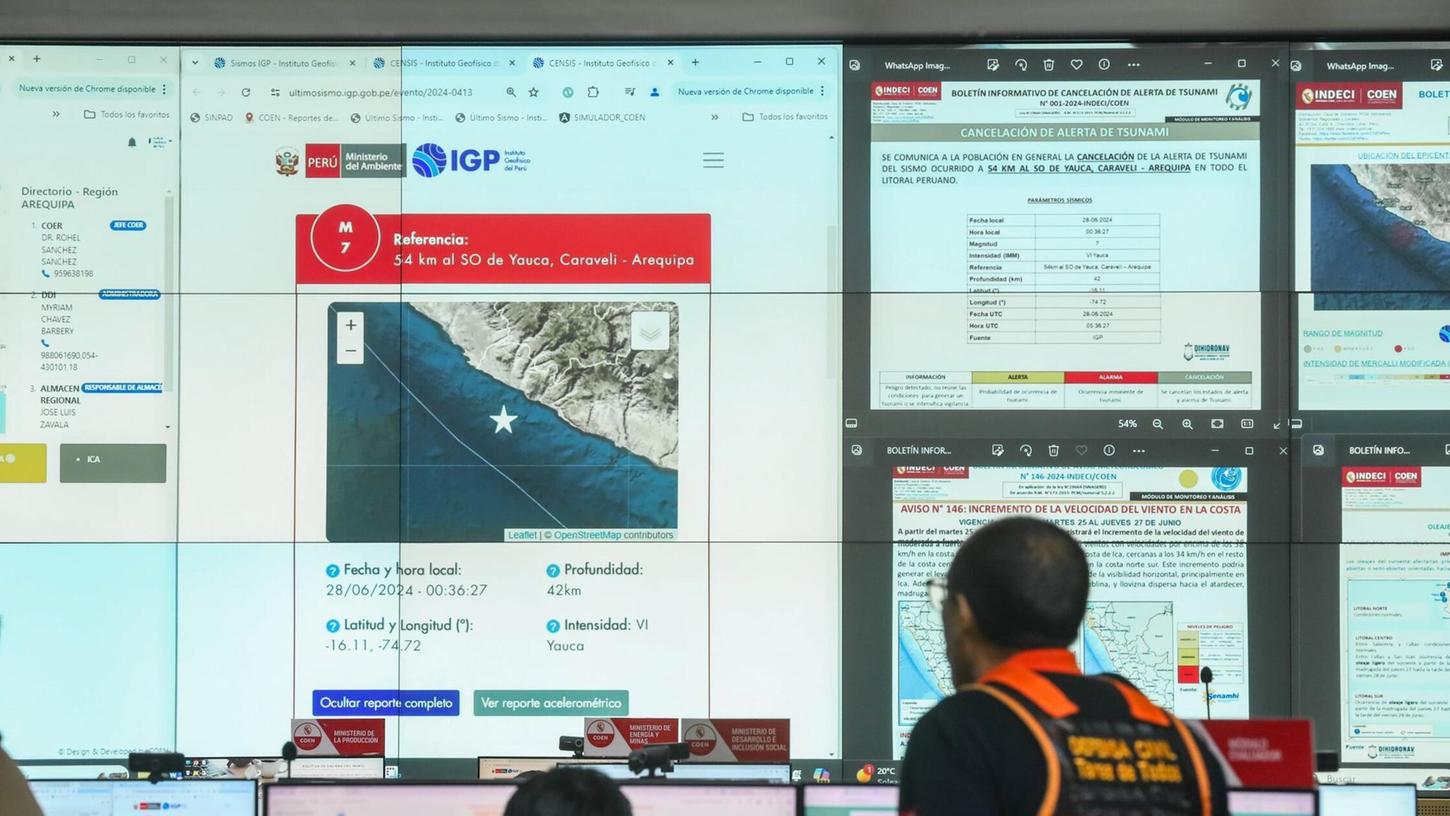 Mitarbeiter des peruanischen Zivilschutzes verolgen das starke Erdbeben auf Monitoren.