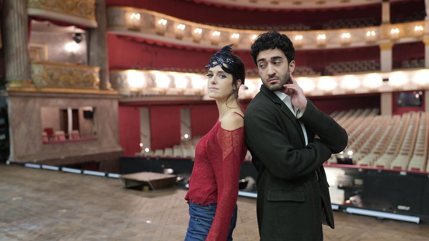 Rosa (Marie Nasemann) und Gabriel (Eidin Jalali) sind die Zweitbesetzung in der "Fledermaus".