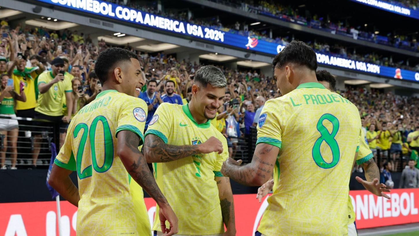 Der brasilianische Nationalspieler Lucas Paqueta (r) feiert mit seinen Mannschaftskameraden.