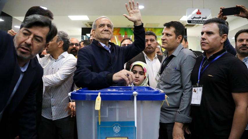 Massud Peseschkian gibt in einem Wahllokal in Teheran seinen Stimmzettel ab.