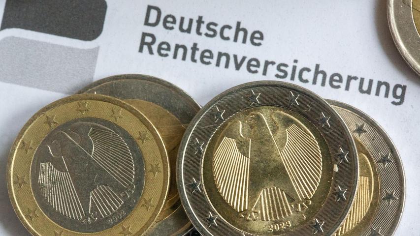 Die Bezüge der Rentnerinnen und Rentner in Deutschland steigen um 4,57 Prozent.