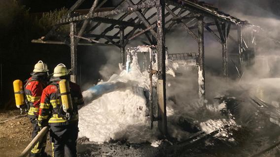 Brand einer Scheune: Flammen im Landkreis Neumarkt lösen Feuerwehr-Großeinsatz aus