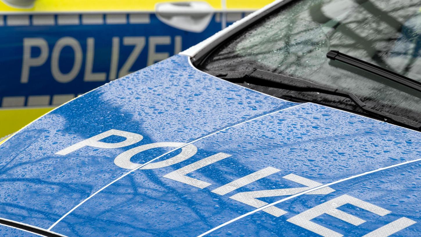 Die Polizei Ansbach sucht nun nach Zeugen, die etwas in Weidenbach gesehen haben.