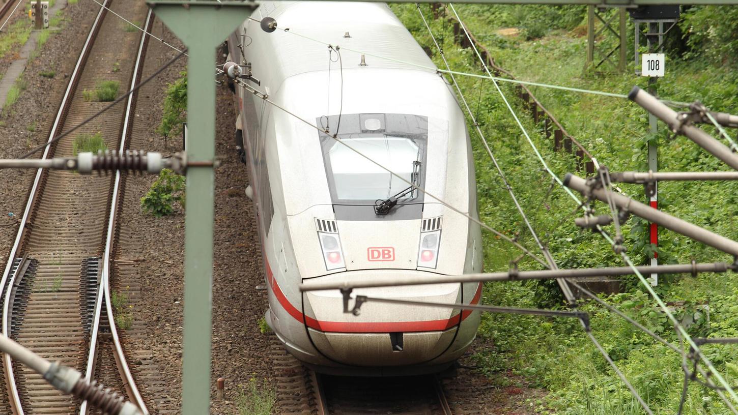 Am Mittwoch entkam ein Jugendlicher bei einer unverantwortlichen Aktion nur knapp einem Zug. Am Mittwoch entkam ein Jugendlicher bei einer unverantwortlichen Aktion nur knapp einem Zug.