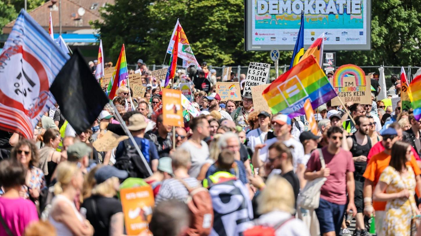 Der zentrale Demonstrationszug gegen den AfD-Parteitag in Essen erstreckte sich über mehrere Kilometer.